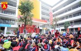 Học sinh Hà Nội thích thú thi gói bánh chưng, giã bánh dày, viết thư pháp